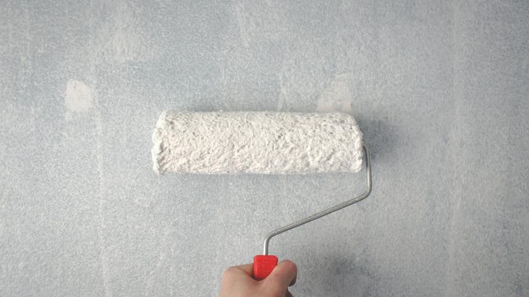 Peinture sur crépis intérieur : astuces pour un résultat impeccable et durable