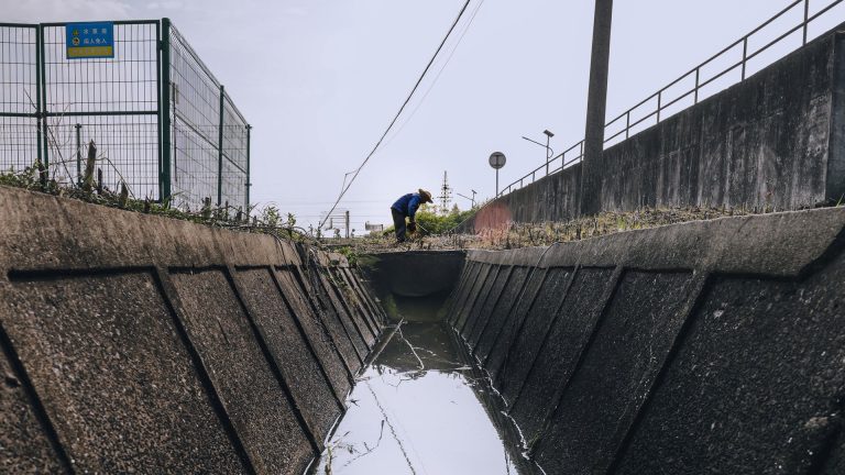 Pose de caniveau sans pente : quelles alternatives pour un drainage efficace ?