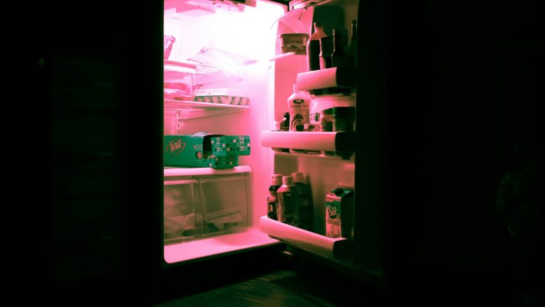Pourquoi mon frigo s’arrête puis repart : causes et solutions efficaces