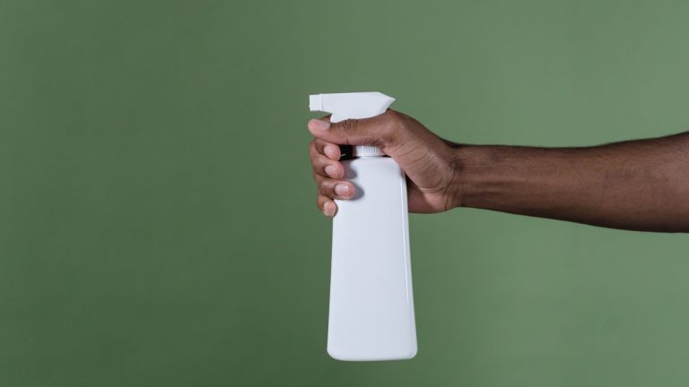 Acétone sur plastique : effets, précautions et conseils d’utilisation