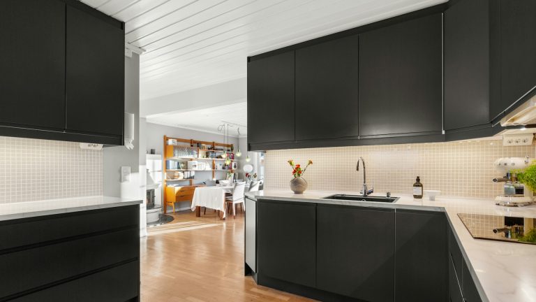 Avis et entretien d&rsquo;une cuisine noire mate : conseils pour un résultat durable