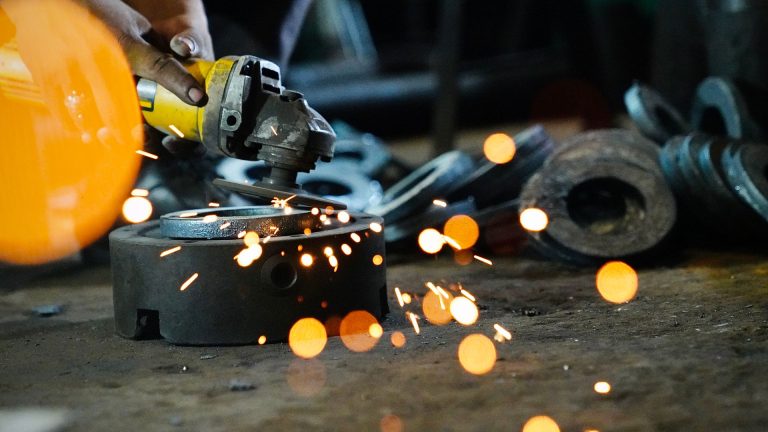 Enlever efficacement les taches d’étincelles de meuleuse sur une vitre
