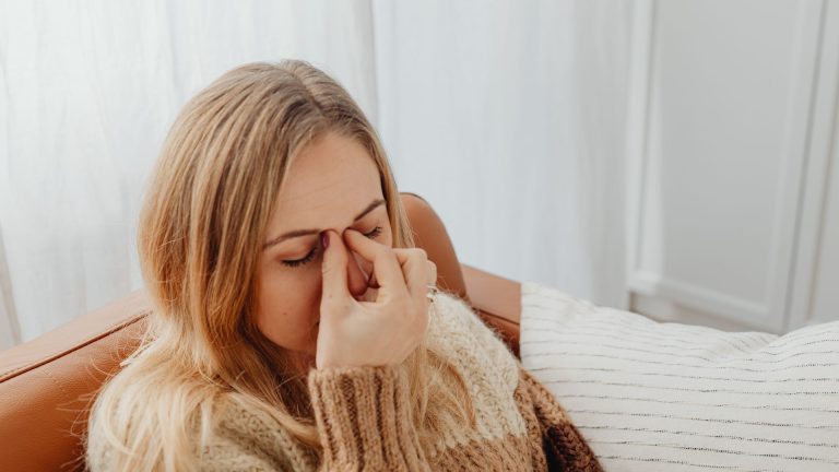 Radiateur qui sent l&rsquo;œuf pourri : pourquoi et comment y remédier rapidement ?