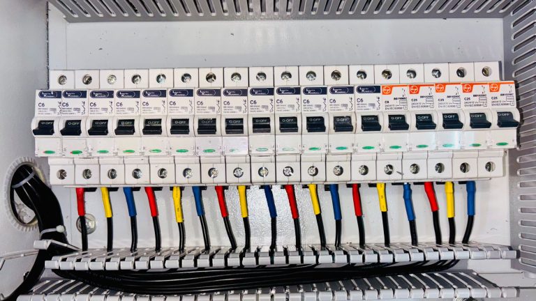 Pourquoi votre télérupteur reste allumé et comment le réparer vite ?