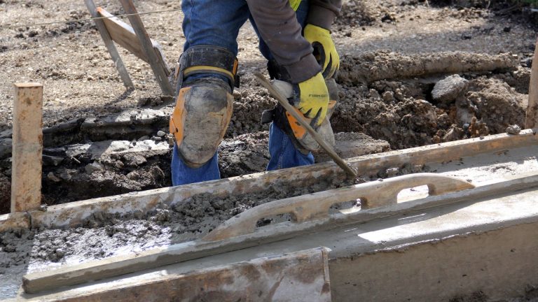 Bêche béton : usages, avantages et conseils d’utilisation