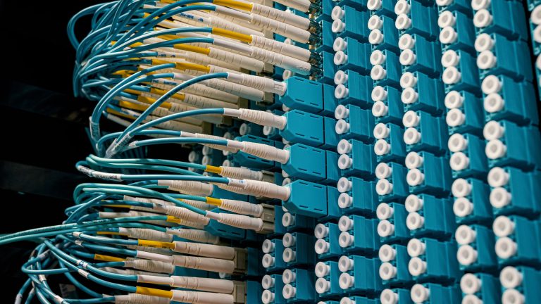 Diamètre câble fibre optique : choisir la bonne taille pour vos besoins