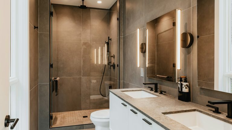 Peut-on coller un receveur de douche au map sans risque ?