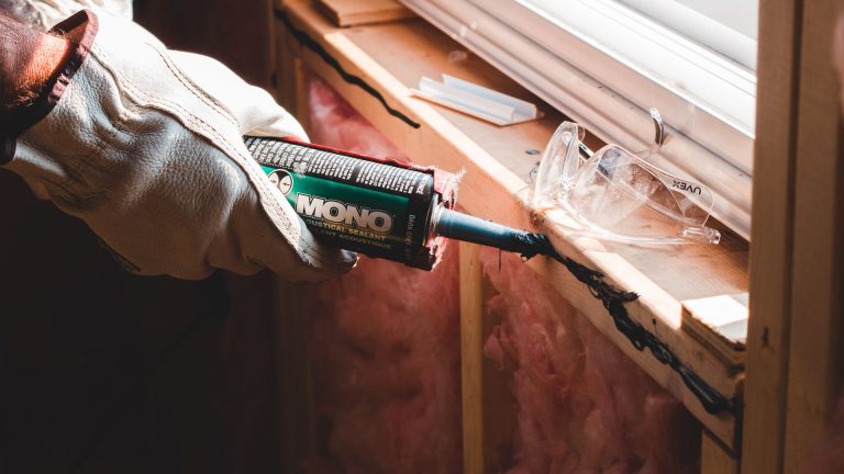 Boucher l’espace entre le placo et le plafond : astuces simples et efficaces