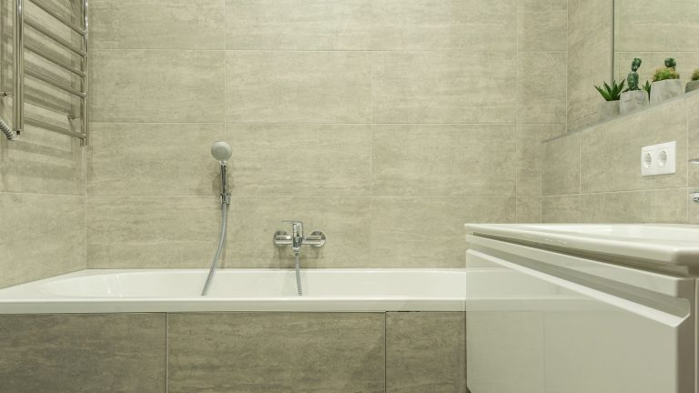 Comment agrandir une douche sans changer le bac : astuces simples