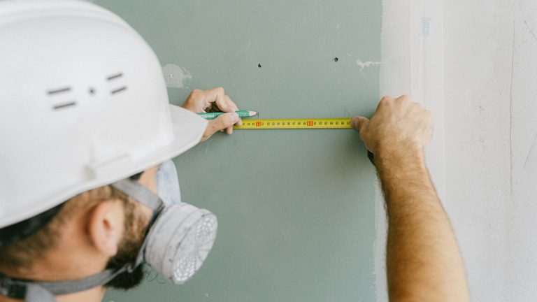 Comment découper du placo déjà posé sans erreur : conseils et astuces