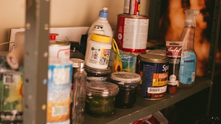 Peinture périmée : quels dangers pour votre santé et votre maison ?