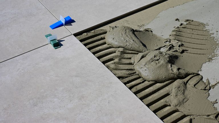 Peut-on coller du carrelage avec du ciment pur sans risque ?