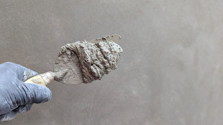 Peut-on coller des couvertines avec du ciment ? conseils et astuces