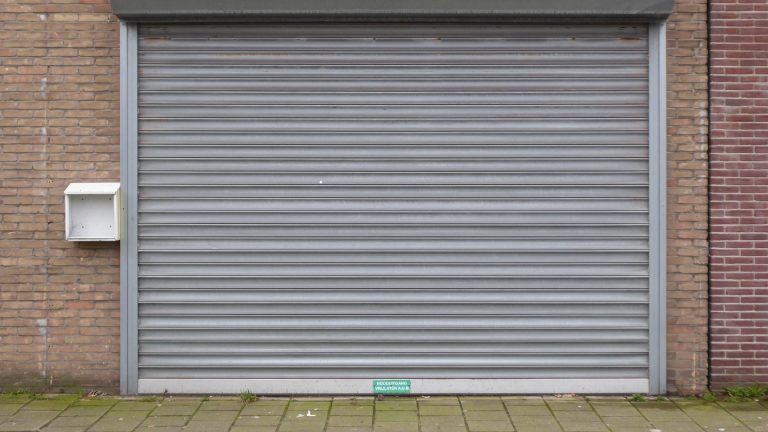 Volet roulant qui se ferme seul à la même heure : causes et remèdes