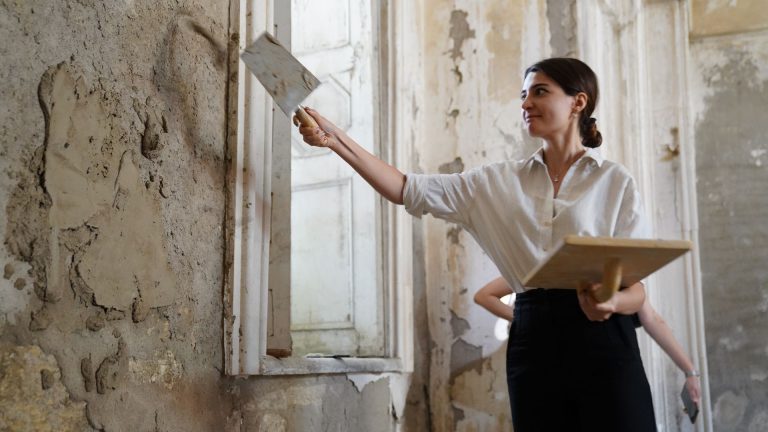 Recouvrir le lambris d&rsquo;enduit : guide pour transformer vos murs