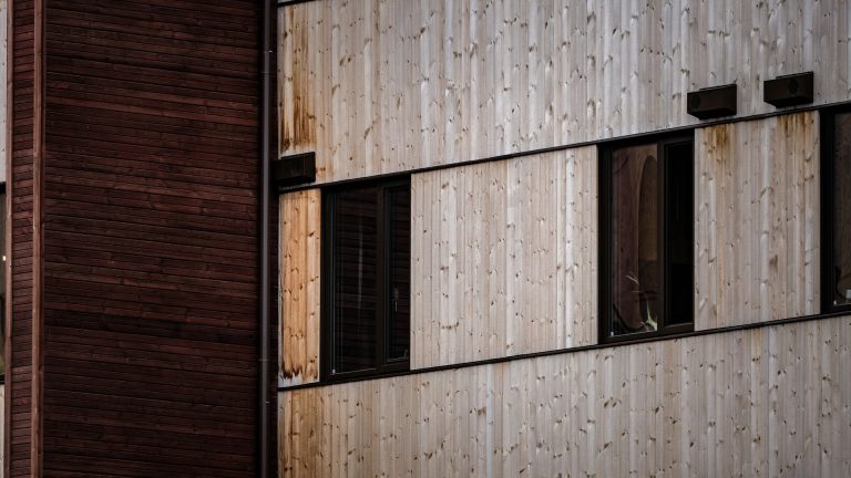 Clin et bardage : tout savoir, avantages et choix pour votre façade