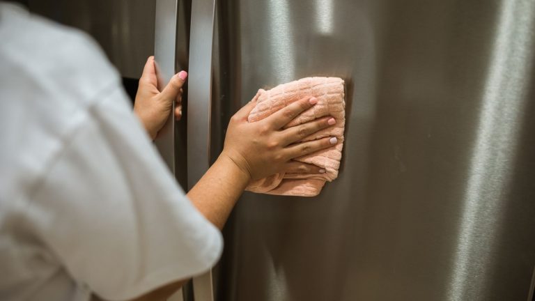 Comment éliminer efficacement les taches d’acide sur l’inox