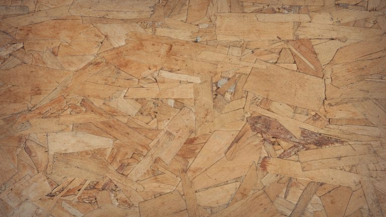 Comment enduire un panneau OSB : guide pour une finition réussie