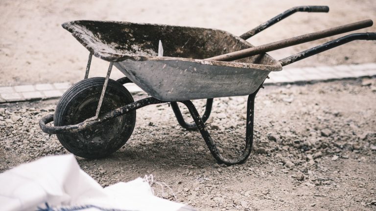 Remplacer son gazon par du gravier : avantages, coûts et conseils