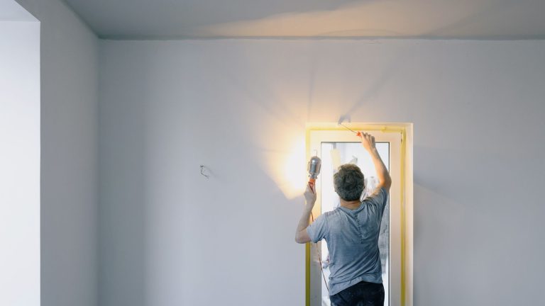 Réparer les gonds de porte : guide pour éviter des réparations onéreuses