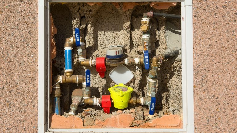 Retour d’eau après le compteur : comment un clapet antipollution protège l’eau potable ?