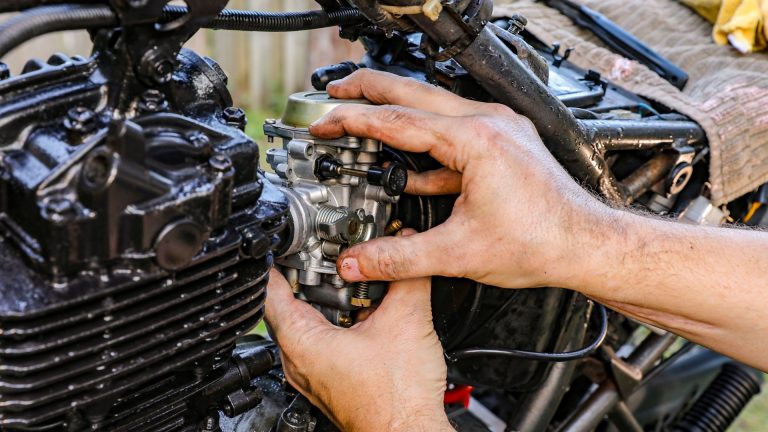 Réglage carburateur tronçonneuse : vis h,l et t pour moteur performant